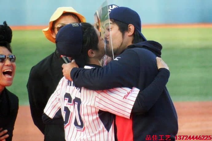 亞克力之吻，搞笑的亞克力接吻